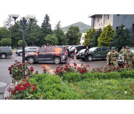  Vozilo kosovskog ministra Krasnićija u Leposaviću (Foto Darko Mirković)